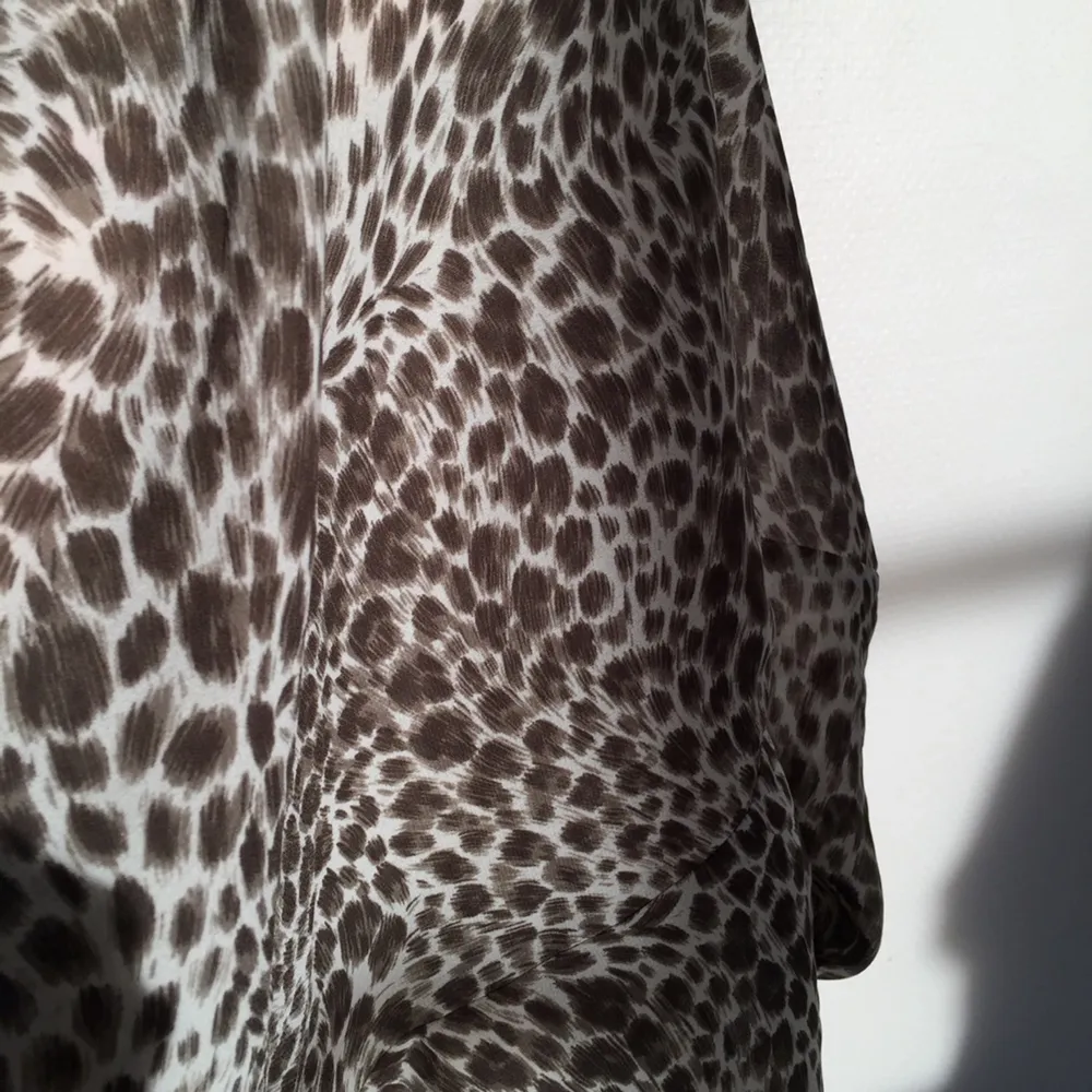 Vintage leopardtopp i fladdrigt material. Tyget är lite transparent. Frakt ingår i priset.. Toppar.