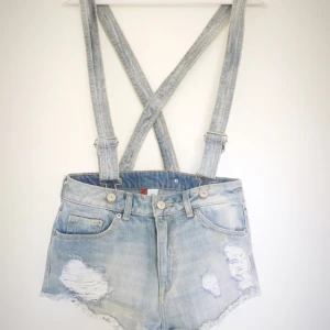  - Jeansshorts med avtagbara hängslen. Endast provade. Grymt snygga!