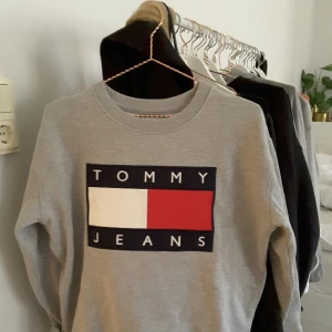  - oanvänd Tommy Hilfiger tröja. storlek small