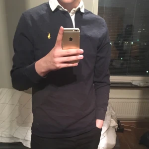  - Riktigt skön Polo Ralph Lauren rugby tröja i superfint skick! Säljes för att den inte används. 