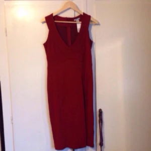  - Ursnygg klänning från H&M! Prislapp kvar, inte ens provad.  Exklusiv klänning som formar kroppen superfint! Slits vid ena benet.