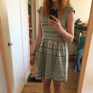  - Jättefin mönstrad klänning från Topshop. Sparsamt använd och i mycket fint skick. Materialet är tjockt och har ett fint fall.