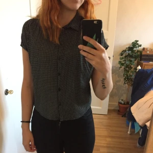  - Kort blus i oversize modell från Monki. Endast använd ett fåtal gånger och i väldigt fint skick! 