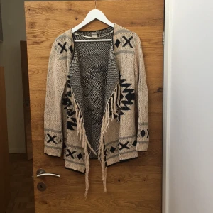  - Snygg mönstrad kofta knappt använd i nyskick 