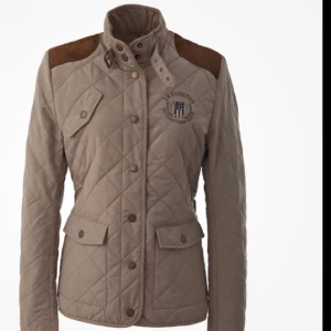  - Väldigt fin och i väldigt bra skick! Använd väldigt lite och sparsamt! Nypris 3000:-+. Storlek XS men passar mig som vanligen har S-M. Äkta mocka på axlarna. Frakt inräknat i pris. 