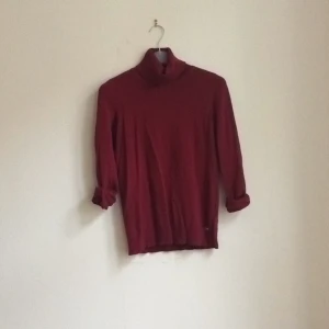  - Vinröd polo
Esprit
81 % viskos, 16 % polyamide och 3 % elastan

Hämtas i centrala Göteborg eller så betalar köparen frakten.

Köp två eller fler plagg så får du det/de billigare till halva priset.