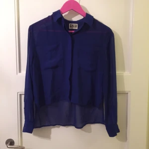  - Jättefin kornblå blus från Weekday. Den är är lite asymmetrisk och kortare framtill än baktill. Endast använd ett fåtal gånger och i jättefint skick! 