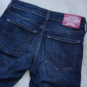 Jättefina jeans från crocker 
Använda ett fåtal gånger 

Köparen står för frakten
Tar swish 