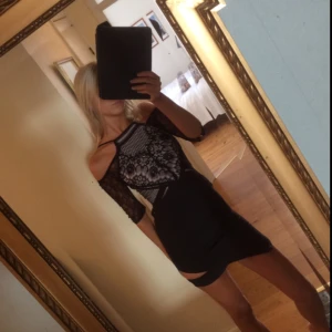  - Superfin och dekorativ klänning med spetsdetsljer. Storlek XS. Jättefint skick.