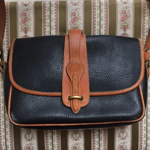  - Vintage axelväska i mörkblått/svart med bruna detaljer