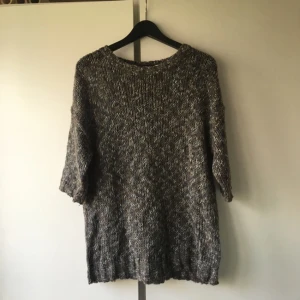  - Gosig stickad tröja från GINA TRICOT. Lite glittrig! Köparen står för frakten! Betalningen sker via swish!