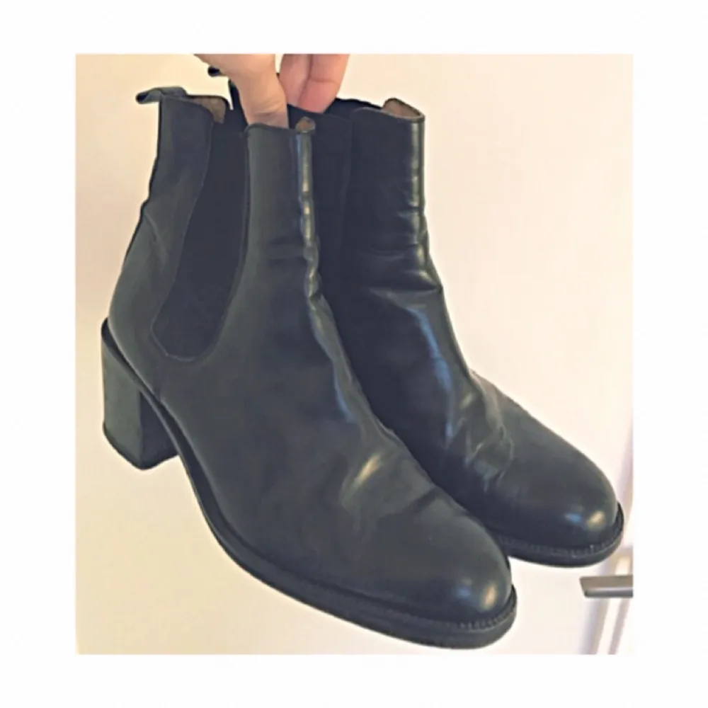 These leather boots are perfect for any occation. Size is 38,5.. Skor.