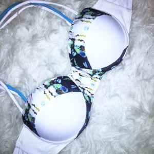  - Helt ny oanvänd bikiniöverdel med vadderade kupor. Knytes bak i nacken. 