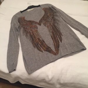  - Cindstory tröja med glitter vingar i beg fint skick 