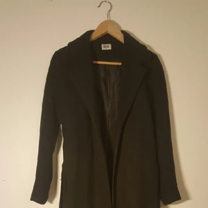  - Kappa från weekday. strl SMALL. Sparsamt använd inköpt 2016 för 1200kr