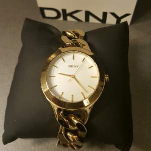 DKNY klocka. Ställbara länkar för att minska/öka storleken på armbandet. Nypris ca 1300 SEK.