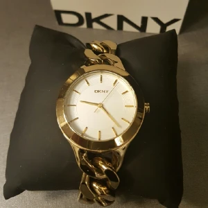  - DKNY klocka. Ställbara länkar för att minska/öka storleken på armbandet. Nypris ca 1300 SEK.