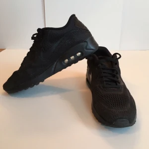  - Riktigt sköna Nike Air Max Ultra BR i strlk 44, använda ett fåtal gånger bara så säljer för att jag inte använder dom. Köptes på shoeline för 1499 kr. Först till kvarn :-)