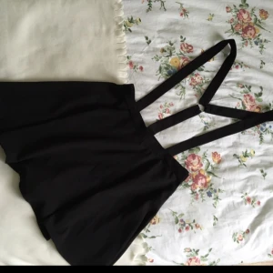  - Söt kjol från HM med justerbara hängslen, fint tyg. Jag har sytt om den lite vid midjan, därav priset
Passar XS 
Fraktkostnad tillkommer