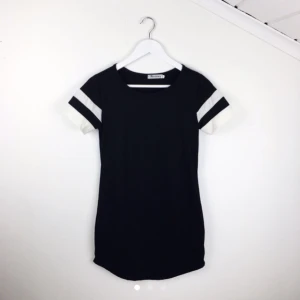  - ❕har fått tillåtelse av förra ägaren att används bilderna❕T-shirtklänning som tyvärr inte kommer till användning. Supersnygg till våren/sommaren!