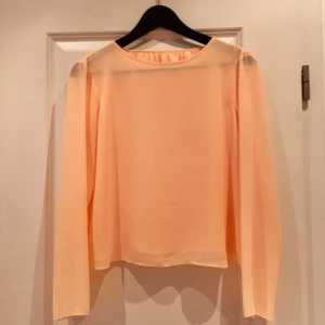  - Blus/topp med öppen rygg från Cubus i storlek 34, passar nog även en med storlek S. Använd fåtal gånger så i mycket gott skick. Frakt ingår i priset och betalning sker via Swish! ✨