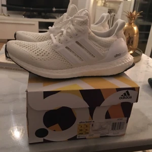  - Adidas Ultra boost 
Använda 1 gång