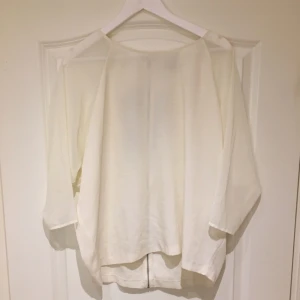  - Vit blus från Monki i strl S men passar M. Fin detalj med dragkedja bak. Köparen står för frakten.
