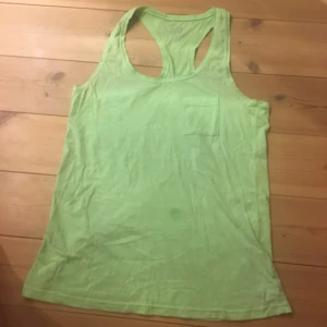  - Neon limegrön top från stadium. Sportlinne i storlek 36/38 (small)