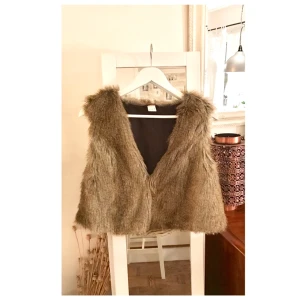  - Faux Fur-väst från VILA. Snygg att hänga över en skjorta. 
Jag använder Swish men vill du betala genom Plick SafePay så säg till 👗