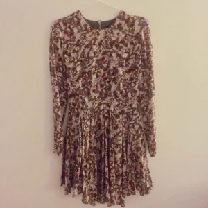  - Oanvänd klänning från hm med prislapp kvar, strl 36. Dragkedja i bak. 

Stockholm eller köpare betalar frakt 
