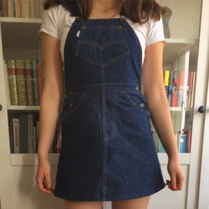  - Underbar jeansklänning från Levi's med hängslen och knäppning i sidorna. 