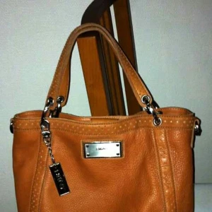  - Äkta läder DKNY axel / hand väska begagnat