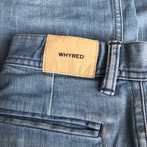  - Avklippta, ljusa jeans från Whyred. JÄTTEfin färg på dem ☺️