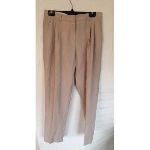  - Kostymbyxor i lösare modell från J.lindeberg. I fint skick. 95% polyester 5% elastan 