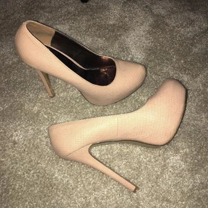  - Beiga klackskor i strl 39