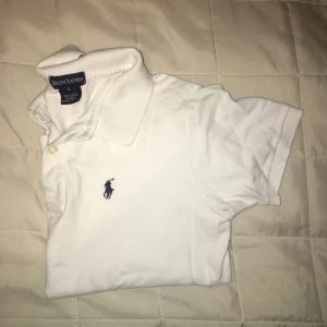  - Ralph Lauren piké märkt i strl L eftersom det är en barnstorlek men sitter som en XS-S!😄