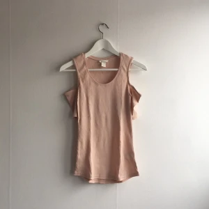  - Snygg t-shirt med öppning vid axlarna från hm. Aldrig använd.