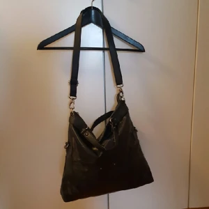  - En svart läderväska från Esprit. Använd men i bra skick. Möts gärna i Gbg, annars tillkommer fraktkostnad för köparen. 