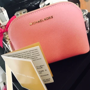  - Helt ny mk Travel pouch i färgen misty rose Nypris 850 Fått i present och använder inte så vill sälja