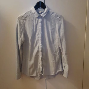  - Ljusblå skjorta i strl 38. Möts gärna i Gbg, annars tillkommer fraktkostnad för köparen. 