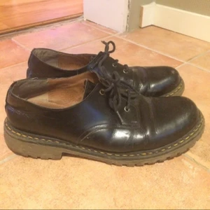  - Svarta låga "Dr. Martens", ej äkta.