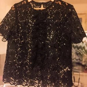  - Denna vackra spetströja kommer från ZARA. 