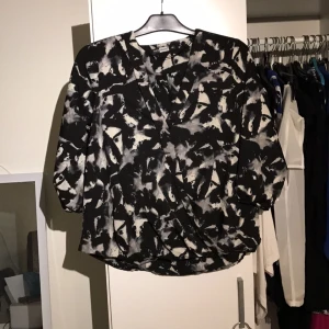  - En blus som är använd ett fåtal gånger. Armarna går till precis nedanför armbågen!
75kr + frakt
(Kan få för billigare vid bud eller vid köp av flera kläder)