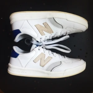  - Snygga New Balance sneakers. Köpta här på plick men tyvärr för små gör mig, så säljer därför på nytt. Passar dig som har storlek 38. 
Står för frakt :)