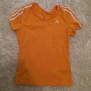  - Äkta adidas. Knappt använd.