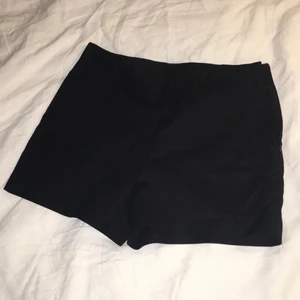  - Svarta kostymshorts från Zara. 