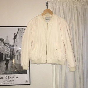  - Aprikos/nude bomberjacka från Monki. 