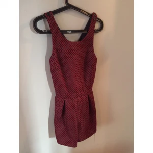  - Kort byxdress, korsad i ryggen. använd en gång. Köpare betalar frakt, eller så ses vi i Stockholm.