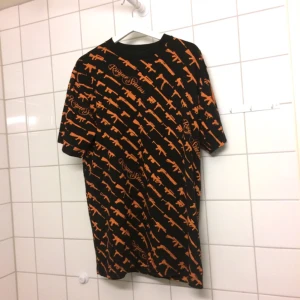  - Oanvänd t-shirt med pickadoller från Rogue Status. 