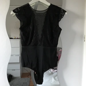 - Spetsbody från Veromoda i storlek XS. Aldrig använd, lapparna sitter kvar och säljer för 100kr.